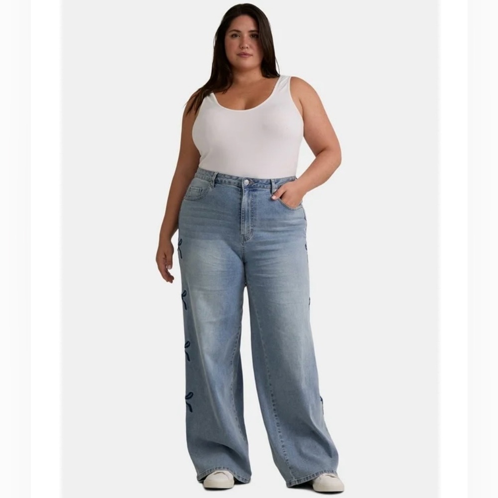 Plus-Size Light Blue Wide-Leg Jeans with Side Embroidery